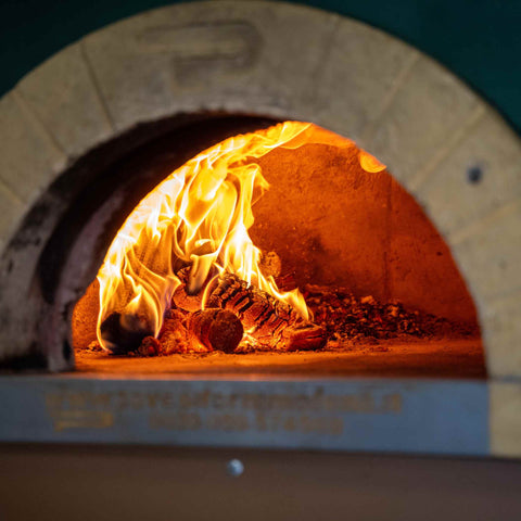 Forno1889® Beechwood Pizza Briquettes burning inside a Neapolitan-style oven – ECOFUEL™